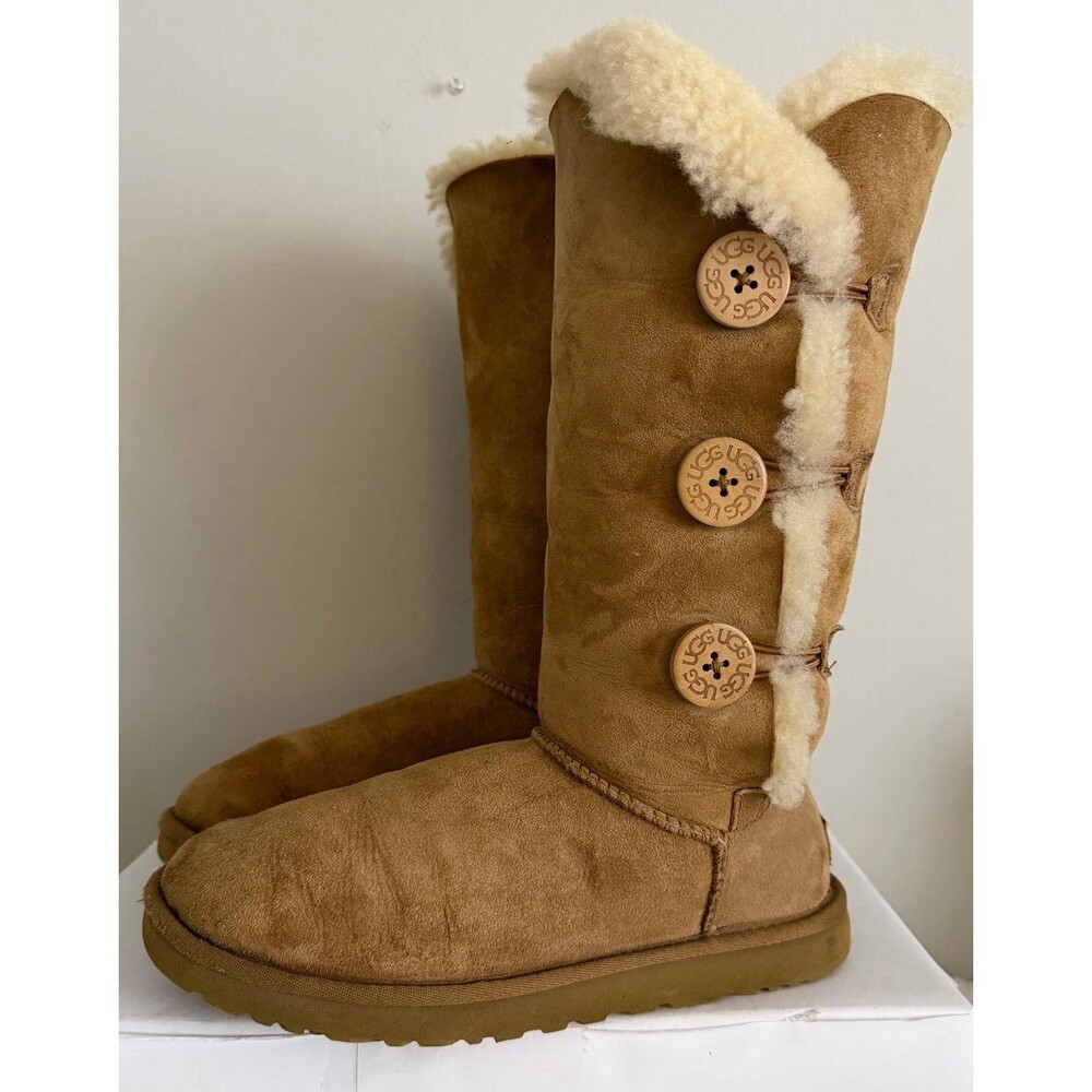 UGG Bailey Button Triplet II Women’s Size 8
